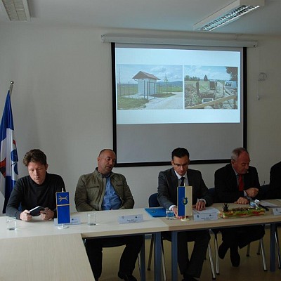 Gradbena dela v okviru projekta Oskrba s pitno vodo na območju Domžale - Kamnik, v katerega je vključenih pet občin, se izvajajo le še v dveh